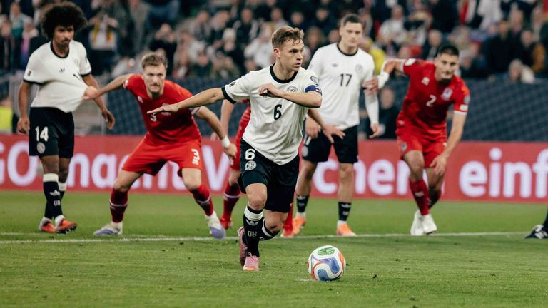 Joshua Kimmich tritt zum Elfmeter gegen Luxemburg an.