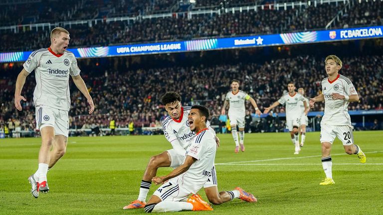 Ansgar Knauff (Mitte) sorgte für die zwischenzeitige Führung gegen Barcelona. Im Januar geht es für die SGE gegen  Qarabağ. 