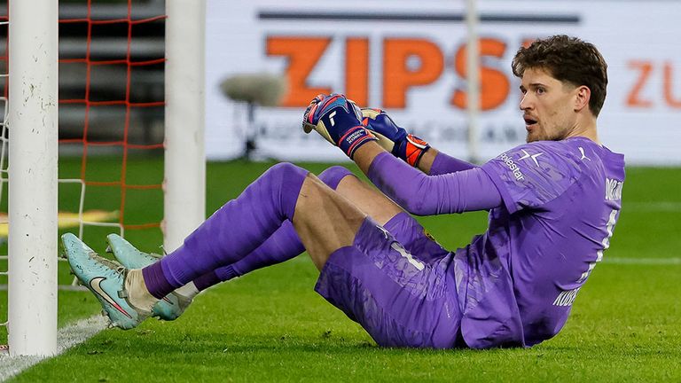 Gregor Kobel nimmt den Platzverweis von BVB-Teamkollege Jobe Bellingham auf seine Kappe.