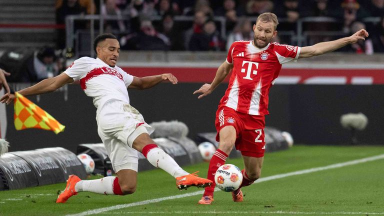 Konrad Laimer (r.) ist Zweikampf mit Stuttgarts Jamie Leweling.