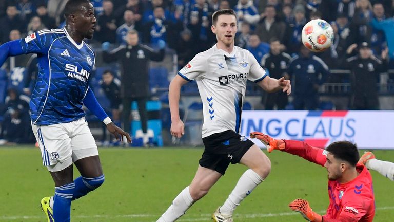 Schalkes Bryan Lasme (l.) trifft sehenswert gegen den SC Paderborn. 