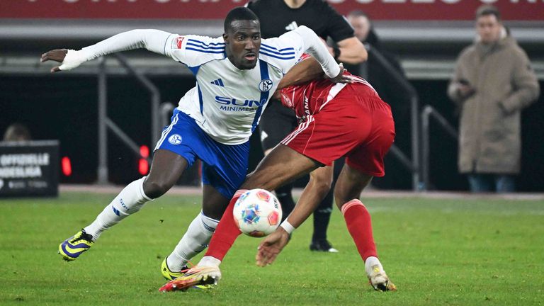 Bryan Lasme im Duell mit Düsseldorfs Elias Aboulguie Egouli.