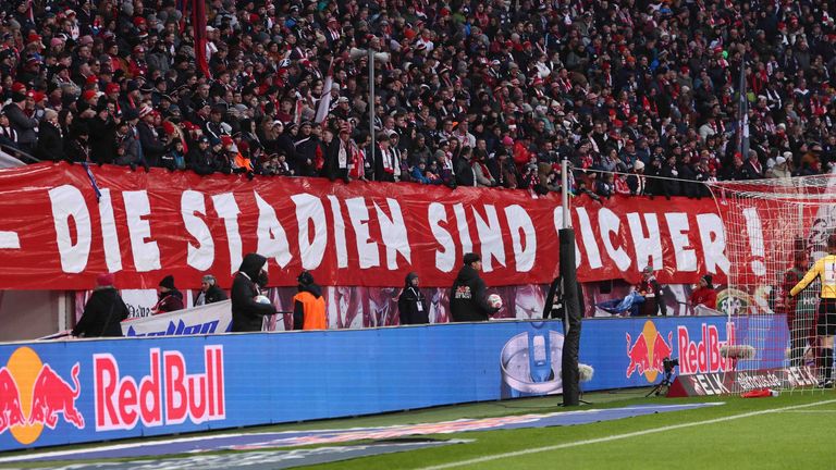 Mit Erfolg: Fans protestierten gegen verschärfte Sicherheitsmaßnahmen.