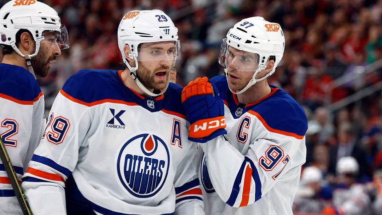 Leon Draisaitl (M.) glänzt beim Sieg der Edmonton Oilers gegen die Toronto Maple Leafs mit drei Assists.