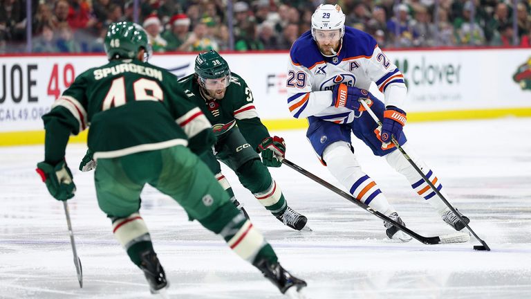 Leon Draisaitl (r.) verliert mit seinen Edmonton Oilers bei Nico Sturms Minnesota Wild.