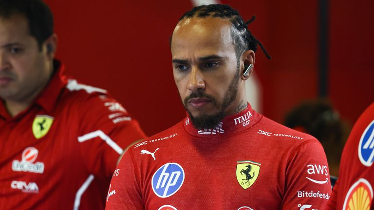 Lewis Hamilton scheint seine Zukunft bei Ferrari in Frage zu stellen.