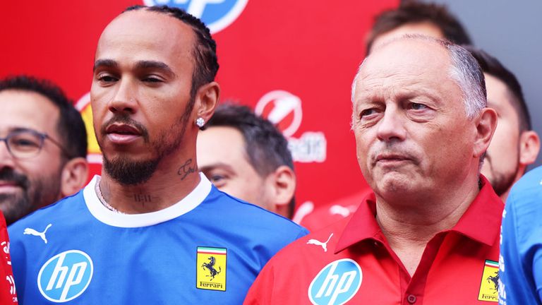 Ferrari-Teamchef Frederic Vasseur (r.) blickt kritisch auf das erste gemeinsame Formel-1-Jahr mit Lewis Hamilton (l.).