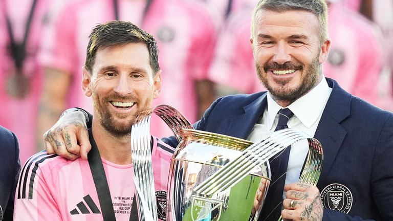 Lionel Messi (li.) erhält nach dem Gewinn der MLS seine nächste Auszeichnung.