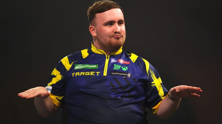 Weltmeister Luke Littler hat seine Auftakthürde souverän gemeistert.