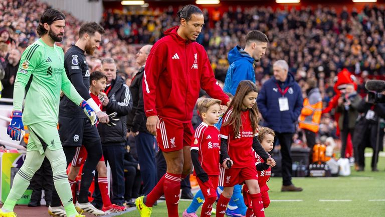 Die Kinder vom verstorbenen Diogo Jota laufen gemeinsam mit den Liverpool-Stars ein.