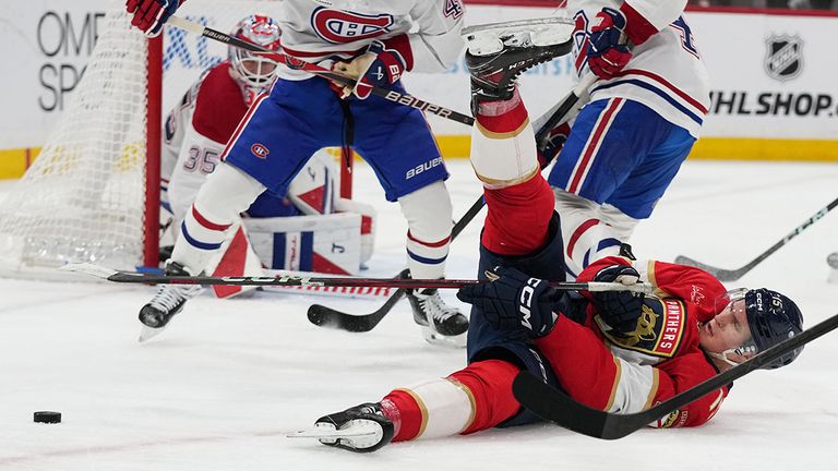 Panthers-Center Anton Lundell (unten) fällt nach einem Duell mit Canadiens-Verteidiger Lane Hutson (l.) zu Boden.