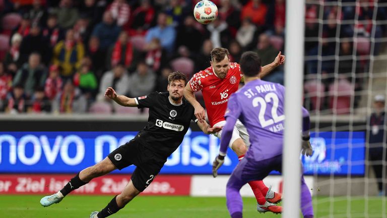 Die beiden Kellerkinder Mainz und St. Pauli schenken sich nichts.