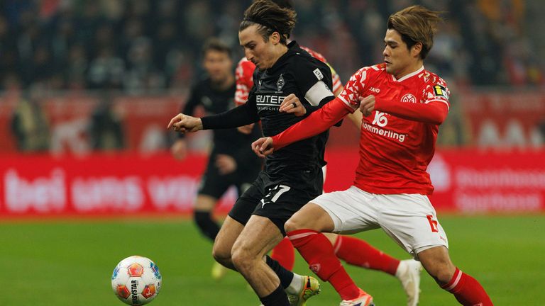 Gladbachs Rocco Reitz (l.) im Zweikampf mit seinem Mainzer Gegenspieler.