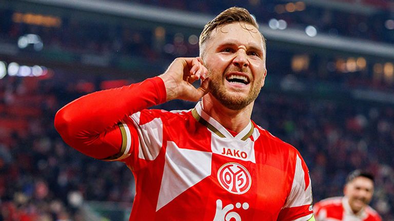 Mainz-Kapitän Silvan Widmer  bejubelt sein Tor.