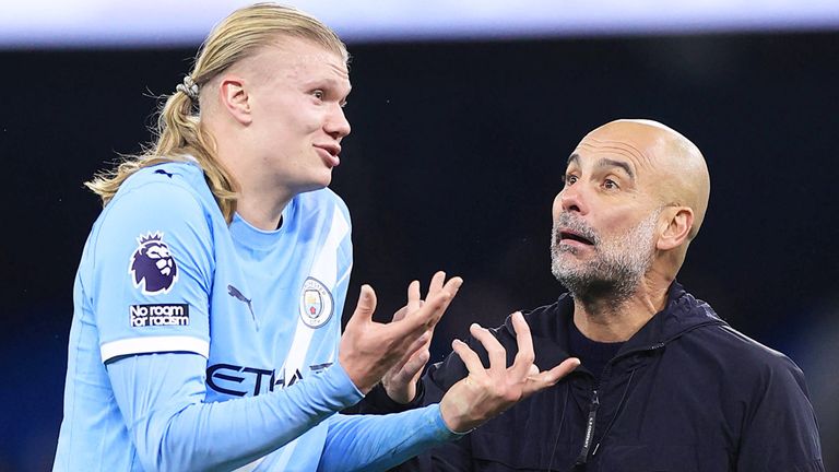 Erling Haaland (l.) im Dialog mit City-Coach Pep Guardiola.