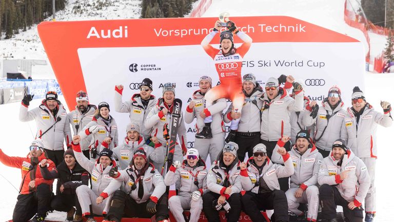 Marco Odermatt feiert seinen Super-G Sieg in Copper Mountain zusammen mit seinem Team.  Am Wochenende geht es weiter nach Beaver Creek. 
