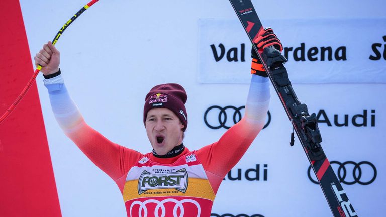 Marco Odermatt feiert seinen Sieg bei der Abfahrt in Gröden. Am Sonntag geht es weiter nach Italien, wo der Riesenslalom ansteht. 
