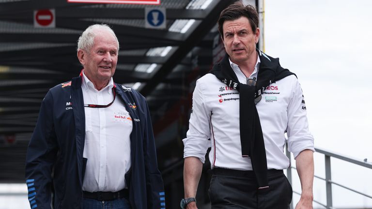 Helmut Marko (l.) lässt seine Zukunft in der Formel 1 offen.