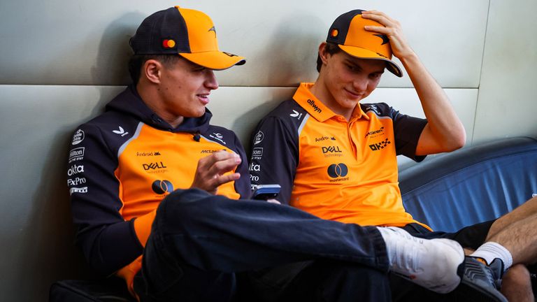 Die  beiden McLaren-Piloten Lando Norris (l.) und Oscar Piastri (r.) kämpfen um den WM-Titel in Abu Dhabi.