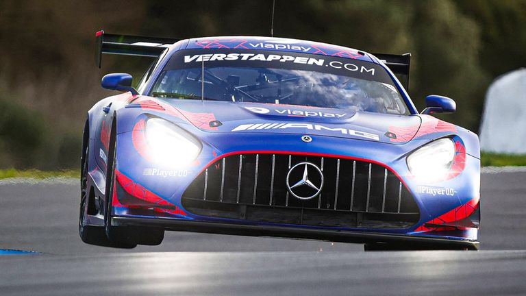 Max Verstappen testet in Portugal einen Mercedes-AMG GT.