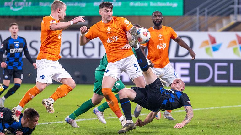 Paderborn-Angreifer Sven Michel (unten) setzt zum Fallrückzieher an.