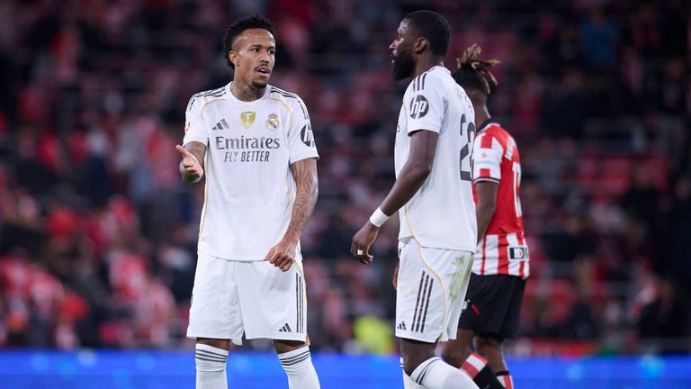 Der deutsche Verteidiger Antonio Rüdiger (re.) wird mehre Monate ohne seinen verletzten Abwehrkollegen Eder Militao (li.) auflaufen.