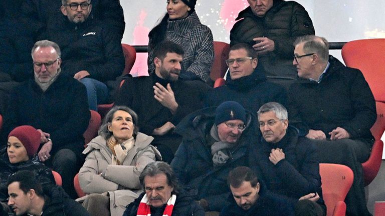 Bayern-Ikone Thomas Müller (2. von l.) zu Gast beim FC Bayern München in der Allianz Arena.