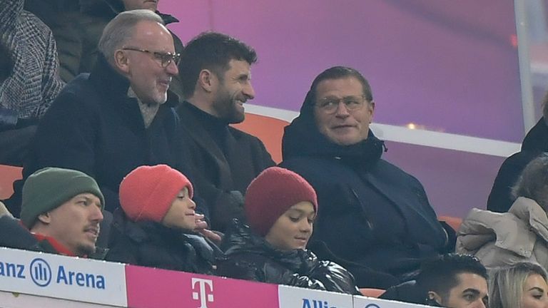 Thomas Müller (M.) stattet seinem Ex-Klub Bayern München einen Besuch ab und verfolgte das Remis gegen Mainz neben Sportvorstand Max Eberl (