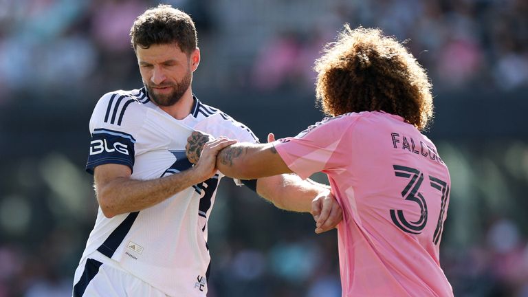 Voller Einsatz: Thomas Müller (l.) im Duell mit seinem Gegenspieler von Inter Miami.
