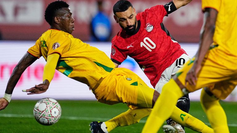 Mohamed Salah (r.) schießt Ägypten vorzeitig ins Achtelfinale des Afrika-Cups.