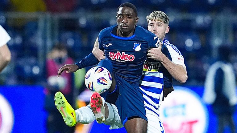 Hoffenheim-Stürmer David Mokwa (l.) behauptet sich hier in der 3. Liga gegen Tobias Fleckstein vom MSV Duisburg.