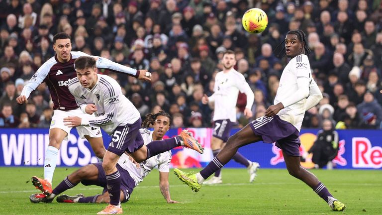 Morgan Rogers (ganz links) schießt einen Doppelpack gegen Manchester United. Dadurch führt er Aston Villa zum 2:1 Heimsieg.