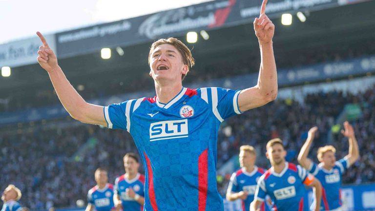 Rostocks Angreifer Ryan Naderi steht vor einem Wechsel zum SC Paderborn.