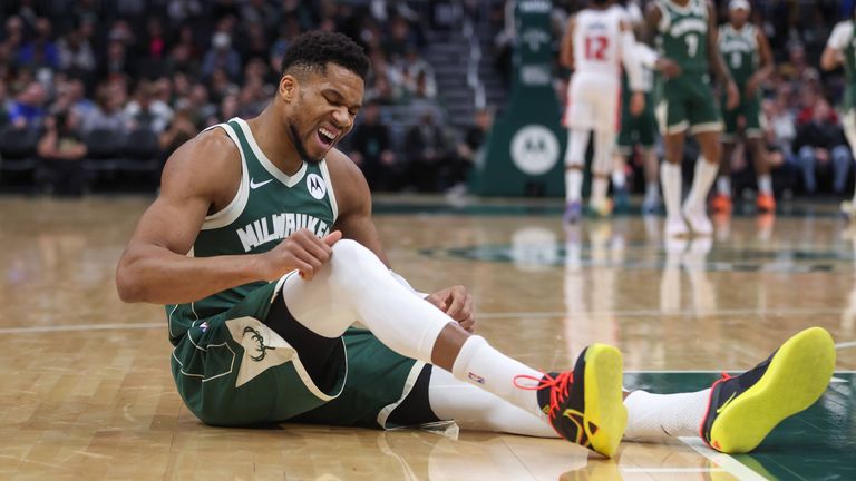 Milwaukee Bucks Giannis Antetokounmpo sitzt mit Schmerzen am Boden und muss im Anschluss das Feld verletzt verlassen.