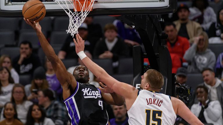 Denver Nuggets Center Nikola Jokic (15) in der Defensive gegen Sacramento Kings Forward Precious Achiuwa (9).