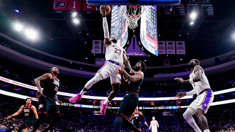 Los Angeles Lakers LeBron James (23) auf dem Weg zum Korb gegen Philadelphia 76ers Joel Embiid