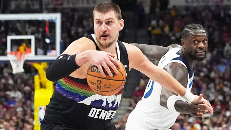 Nikola Jokic (l.) führt die Denver Nuggets zum Overtime-Sieg gegen die Minnesota Timberwolves.