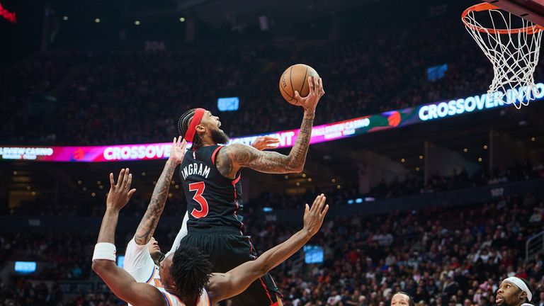 Toronto Raptors Brandon Ingram (3) auf dem Weg zum Korb im NBA-Cup Spiel gegen die New York Knicks.
