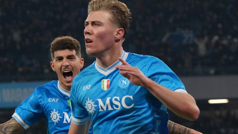 Der SSC Neapel gewinnt das Topduell gegen Juventus und erobert so die Tabellenspitze in der Serie A zurück.