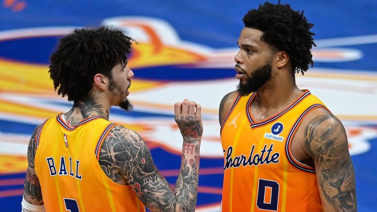 LaMelo Ball (links) wird Topscorer im Spiel der Chalotte Hornets gegen die Atlanta Hawks.