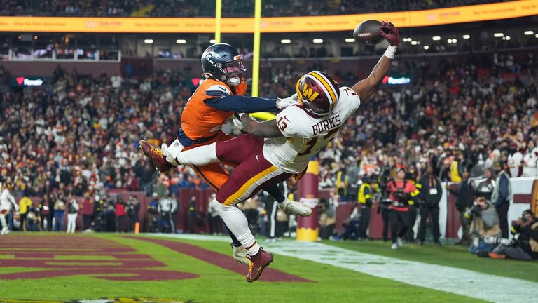 Washington Commanders Wide Receiver Treylon Burks (13) mit einem unglaublichen Touchdown-Catch gegen die Denver Broncos.