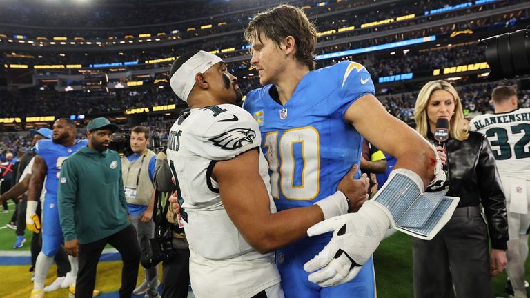 Philadelphia Eagles Quarterback Jalen Hurts (links) und Los Angeles Chargers Quarterback Justin Herbert (rechts) nach dem Duell der beiden.