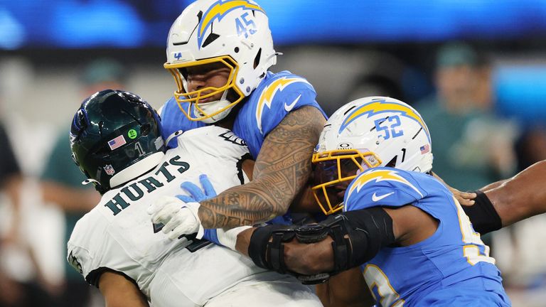 Quarterback Jalen Hurts (l.) verliert mit den Eagles erneut, hat aber dennoch gute Chancen auf die Playoffs. 