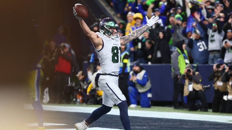 Eric Saubert fängt den entscheidenen Zwei-Punkt-Versuch zum Sieg der Seattle Seahawks gegen die Los Angeles Rams in der Overtime.