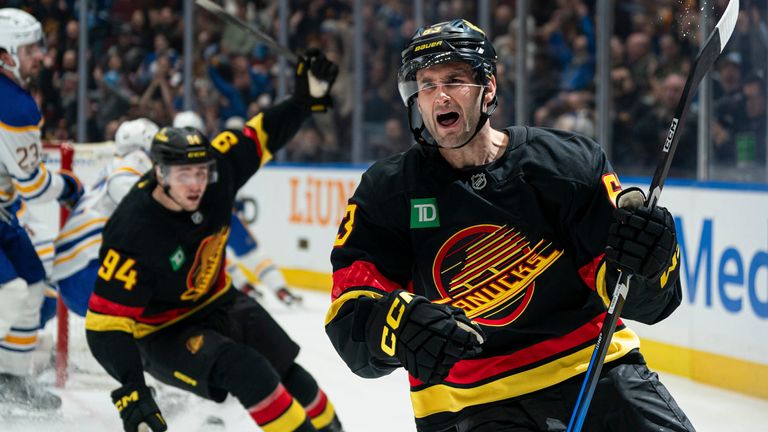 Vancouver Canucks Max Sasson (rechts) beim Jubel nach seinem Treffer gegen die Buffalo Sabres.