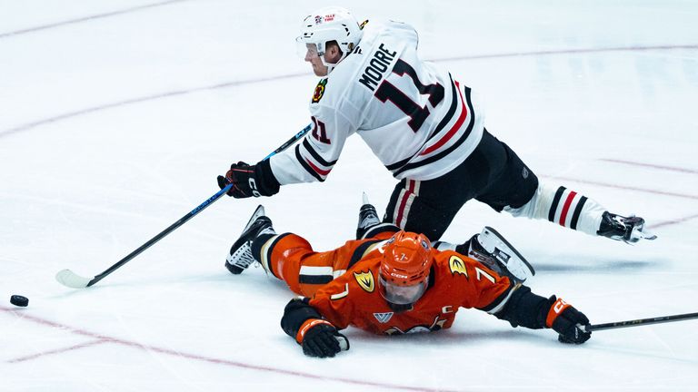 Chicago Blackhawks Center Oliver Moore (11) mit einem kontrollierten Dibbling gegen Anaheim Ducks Radko Gudas (7)