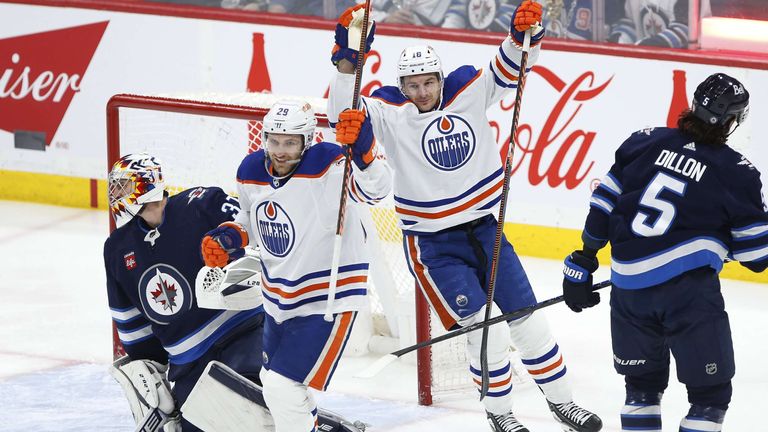 Leon Draisaitl (Nummer 29) und die Edmonton Oilers gewinnen gegen Winnipeg Jets und steigen auf Rang 1 der Division.