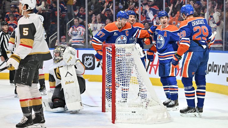 Leon Draisaitl (Nummer 29) und die Edmonton Oilers gewinnen gegen die Vegas Golden Knights und bleiben knapp hinter Rang 1 der Division.