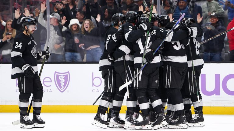 Los Angeles Kings Adrian Kempe feiert sein Tor zum Sieg gegen die Vancouver Canucks zusammen mit seinem Team.