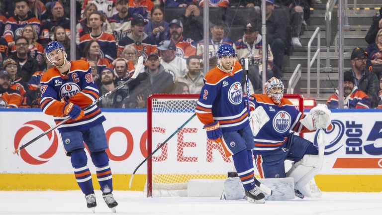 Edmonton Oilers Connor McDavid (97), Evan Bouchard (2), und Stuart Skinner (74) reagieren auf die Niederlage gegen die Buffalo Sabres.